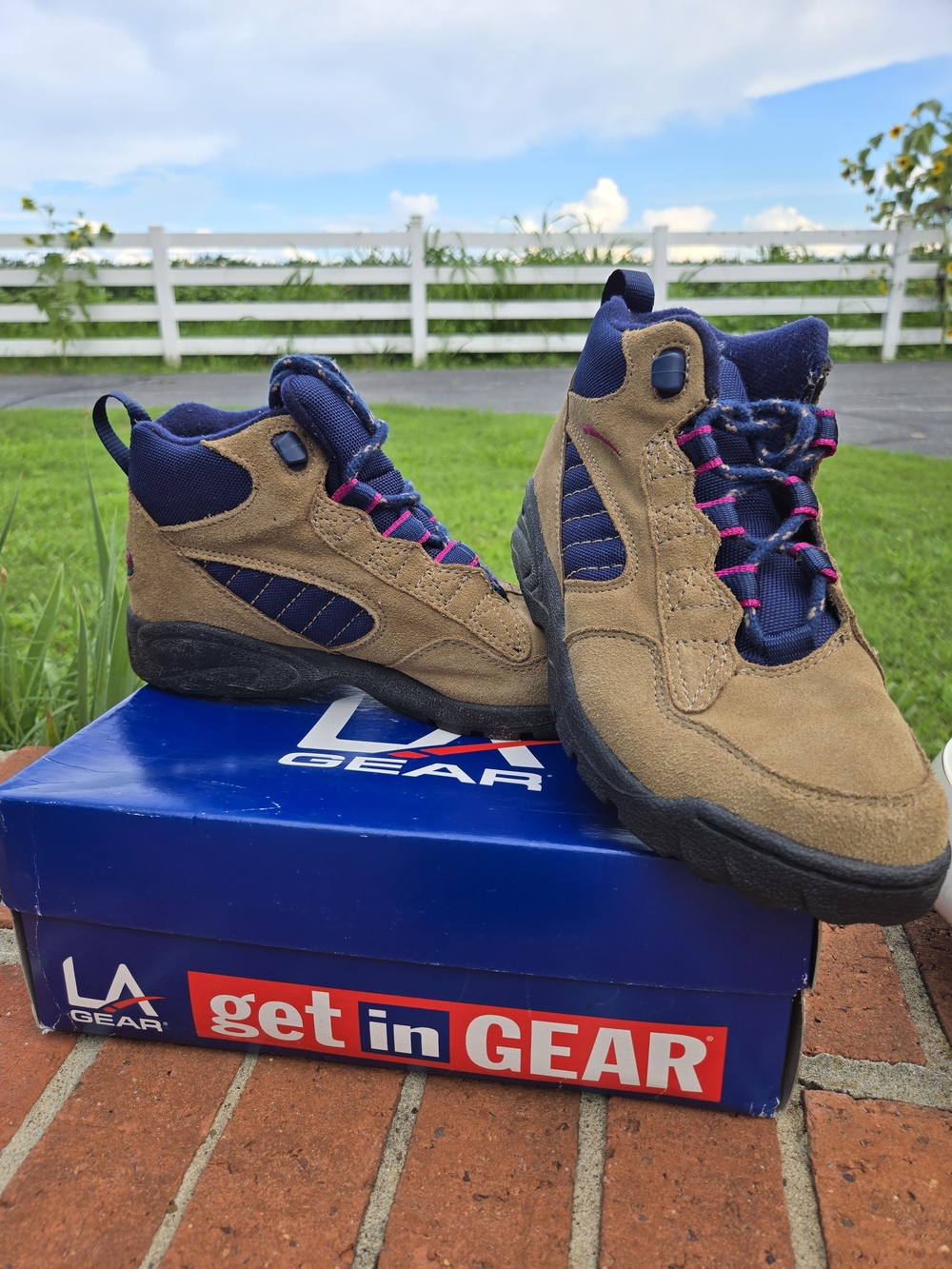 Vintage 1995 L.A. Gear Women's Tan and Navy Lace-Up Boots Sz 8.5